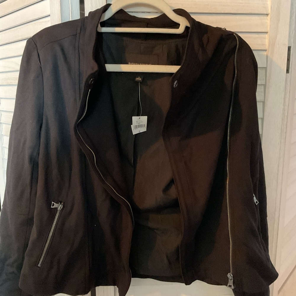 Women’s Banana Republic light weight zip up jacket.